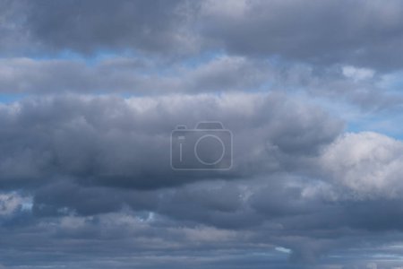 Hintergrund, dunkle und dramatische Gewitterwolken