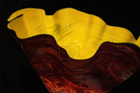 Téléchargez les photos : Sculpture en forme de bol en verre jaune de Dale Chihuly exposée au Desert Botanical Garden à Phoenix, Arizona, du 3 décembre 2021 au 19 juin 2022. - en image libre de droit