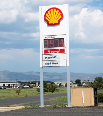 Téléchargez les photos : Panneau de prix de la station-service Shell à Prescott Valley, Arizona, le 23 août 2023. - en image libre de droit