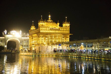 Téléchargez les photos : Amritsar, Punjab, Inde : 13 décembre 2022-Le temple d'or Amritsar Inde (Sri Harimandir Sahib Amritsar), un lieu religieux central des Sikhs. - en image libre de droit