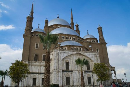 Téléchargez les photos : Le Caire, Egypte : 26 novembre 2022- Vue panoramique de la belle mosquée de Mohammad Ali au Caire, Egypte - en image libre de droit