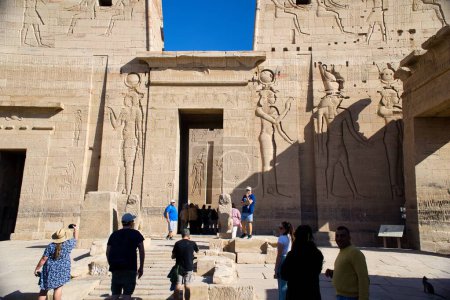 Foto de Aswan, Egypt: November 20,2022-The beautiful temple of Philae and the Greco-Roman buildings seen from the Nile river, a temple dedicated to Isis, goddess of love. Aswan. Egyptian - Imagen libre de derechos