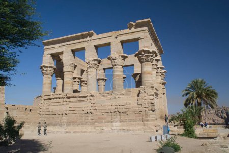 Foto de El hermoso templo de Philae y los edificios greco-romanos vistos desde el río Nilo, un templo dedicado a Isis, diosa del amor. Asuán. Egipcio - Imagen libre de derechos