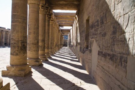 Foto de El hermoso templo de Philae y los edificios greco-romanos vistos desde el río Nilo, un templo dedicado a Isis, diosa del amor. Asuán. Egipcio - Imagen libre de derechos