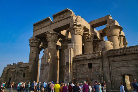 Téléchargez les photos : Kom Ombo, Egypt : November 22,2022- Ruins of The Graeco Roman Temple at Kom Ombo in Egypt. - en image libre de droit