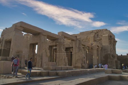 Téléchargez les photos : Kom Ombo, Egypt : November 22,2022- Ruins of The Graeco Roman Temple at Kom Ombo in Egypt. - en image libre de droit