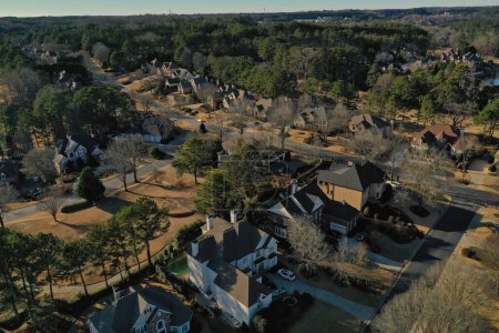Téléchargez les photos : Aerial panoramic view of house cluster in a sub division in Suburbs in Georgia ,USA shot by drone shot during golden hour in winter of 2023. - en image libre de droit
