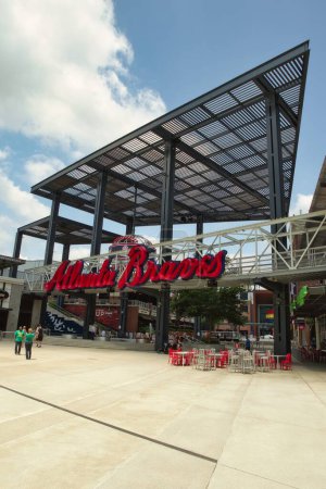 Téléchargez les photos : Atlanta, GA, USA : 12 juin 2021-Une entrée au Truist Stadium à Atlanta, Géorgie. Le stade est un terrain de balle et le terrain de l'équipe de baseball de la Ligue majeure des Braves d'Atlanta. - en image libre de droit