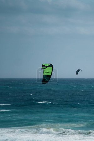 Téléchargez les photos : Cancun, Mexique : 3 mars 2023 : Touristes pratiquant des sports nautiques et du kite surf à Cancun, Mexique - en image libre de droit