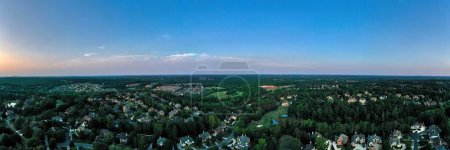 Téléchargez les photos : Vue aérienne panoramique de la grappe de maisons dans une subdivision de banlieue avec terrain de golf et lac dans le métro Atlanta en Géorgie, États-Unis - en image libre de droit