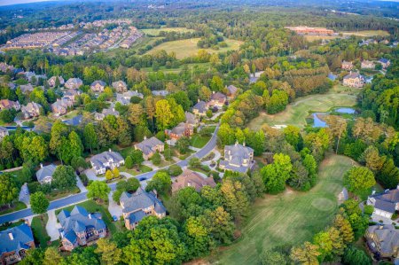 Photo pour Vue aérienne panoramique de la grappe de maisons dans une subdivision de banlieue avec terrain de golf et lac dans le métro Atlanta en Géorgie, États-Unis - image libre de droit