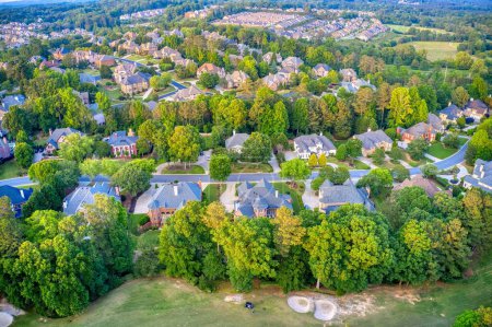 Téléchargez les photos : Vue aérienne panoramique de la grappe de maisons dans une subdivision de banlieue avec terrain de golf et lac dans le métro Atlanta en Géorgie, États-Unis - en image libre de droit