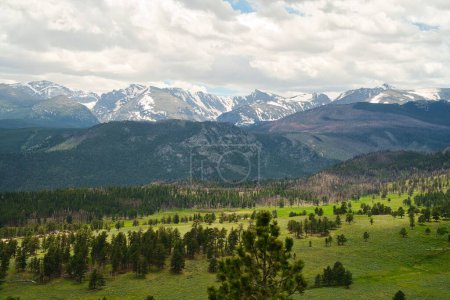 Panoramablick auf die wunderschöne Landschaft des Rocky Mountain im Estes Park in Colorado, USA
