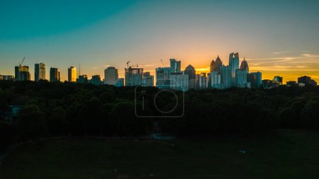 Panorama-Luftaufnahme der Skyline von Atlanta, aufgenommen vom Piemont Park bei Sonnenuntergang