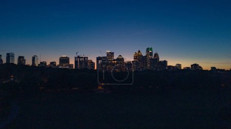 Panorama-Luftaufnahme der Skyline von Atlanta, aufgenommen vom Piemont Park bei Sonnenuntergang