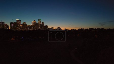 Vue aérienne panoramique d'Atlanta prise depuis le parc du Piémont au coucher du soleil