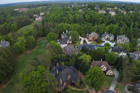 Téléchargez les photos : Vue aérienne panoramique d'une subdivision haut de gamme en banlieue des États-Unis prise au coucher du soleil au printemps 2024 - en image libre de droit