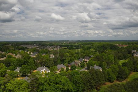 Téléchargez les photos : An aerial  panoramic view of an upscale sub division in suburbs of USA shot during sunset in spring of 2024 - en image libre de droit