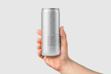 Foto de Bebida de aluminio puede 250ml con gotas de agua en una plantilla de maqueta de mano, aislado sobre fondo gris claro. Alta resolución. - Imagen libre de derechos