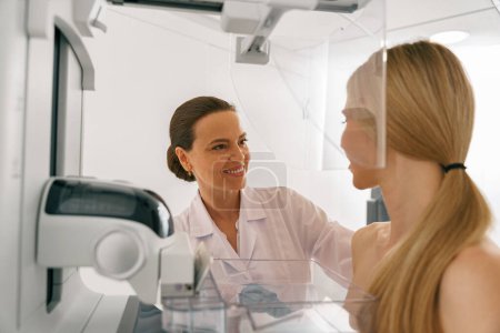 Radiologin macht Mammogramm-Röntgen für Frau, um Brustkrebs zu untersuchen. Hochwertiges Foto