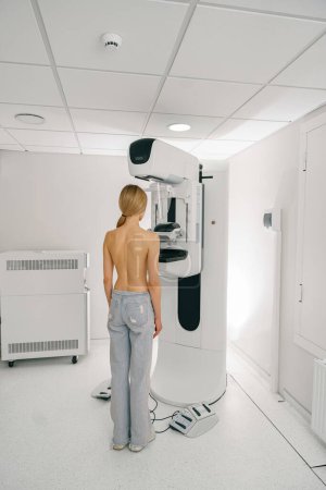 Mujer haciendo radiografía de mamografía para la detección de la prevención del cáncer de mama en el hospital. Foto de alta calidad