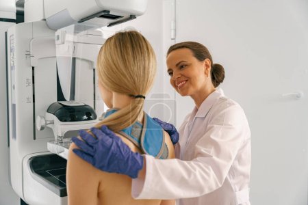 Téléchargez les photos : Femme faisant une mammographie radiographie pour le dépistage du cancer du sein à l'hôpital - en image libre de droit