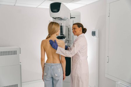 Frau macht Mammogramm-Röntgen für Brustkrebs-Vorsorgeuntersuchung im Krankenhaus