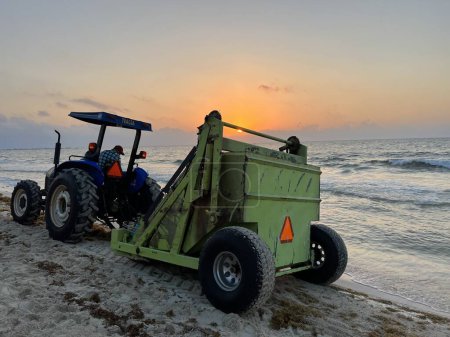 Foto de Playa del Carmen, México- 6 abril, 2023: México lucha contra el sargassum con máquinas de servicio pesado. - Imagen libre de derechos