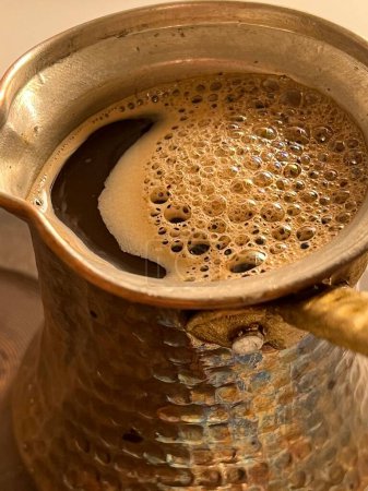 Foto de Primer plano de la crema de café en una cafetera. - Imagen libre de derechos