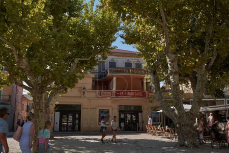Foto de Saint-Tropez, Francia - 8 de agosto de 2022 - La pintoresca Place des Lices - la plaza alberga un mercado provenzal y un parque infantil para jugadores de bolos - Imagen libre de derechos