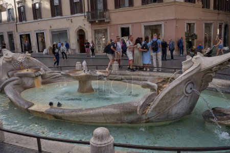 Téléchargez les photos : Rome, Italie - 22 septembre 2022 - la fontaine d'un bateau qui coule, la Barcaccia - en image libre de droit