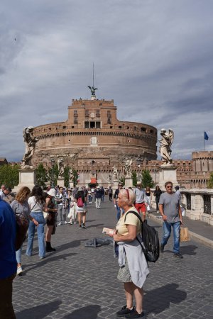 Foto de Roma, Italia - 24 de septiembre de 2022 - Castillo de San Ángel y puente sobre el río Tíber en Roma - Imagen libre de derechos