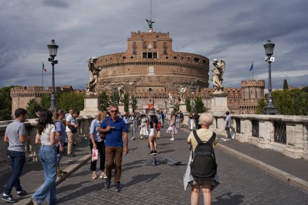 Foto de Roma, Italia - 24 de septiembre de 2022 - Castillo de San Ángel y puente sobre el río Tíber en Roma - Imagen libre de derechos