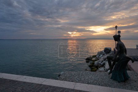 Téléchargez les photos : Lazise, Italie - 25 septembre 2022 - crépuscule sur le lac de Garde au début de l'automne - en image libre de droit