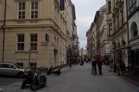 Téléchargez les photos : Budapest, Hongrie - 29 avril 2023 - Vaci Street est l'une des principales artères piétonnes et peut-être la rue la plus célèbre du centre de Budapest - en image libre de droit