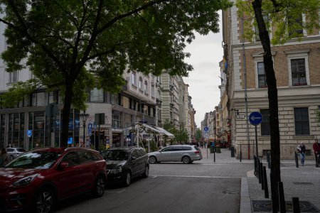 Téléchargez les photos : Budapest, Hongrie - 29 avril 2023 - Vaci Street est l'une des principales artères piétonnes et peut-être la rue la plus célèbre du centre de Budapest - en image libre de droit