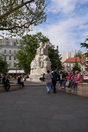 Téléchargez les photos : Budapest, Hongrie - 29 avril 2023 - Monument Mihaly Vorosmarty sur la place Vorosmarty, Belvaros (Cité Intérieure) - en image libre de droit