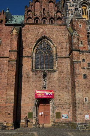 Téléchargez les photos : Nymburk, République tchèque - 30 mai 2023 - L "église gothique de St. Giles par un après-midi de printemps ensoleillé - en image libre de droit