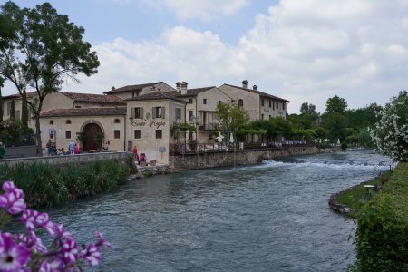 Téléchargez les photos : Borghetto, Italie - 1er juillet 2023 - le beau village de Borghetto près de Valeggio sul Mincio. Province of Verona, Veneto - en image libre de droit