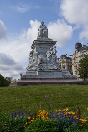 Foto de París, Francia - 13 de julio de 2023 - Monumento a Louis Pasteur en la Plaza de Breteuil - Imagen libre de derechos
