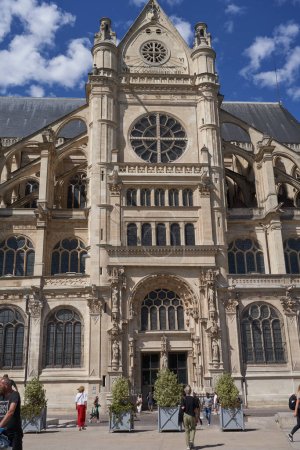 Foto de París, Francia - 14 de julio de 2023 - La Iglesia de San Eustaquio fue construida entre 1532 y 1632. - Imagen libre de derechos