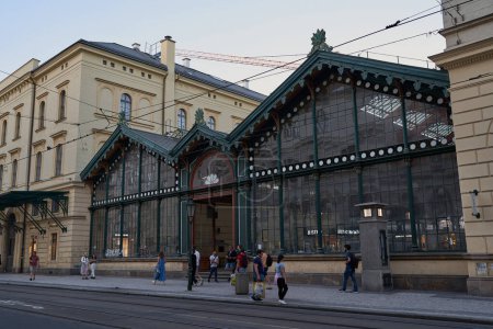 Téléchargez les photos : Prague, République tchèque - 8 septembre 2023 - Extérieur de la gare de Masaryk, avec des éléments de néo-Renaissance et de classicisme - en image libre de droit