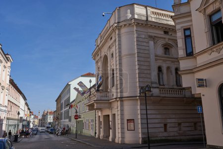 Téléchargez les photos : Tabor, République tchèque - 9 septembre 2023 - le Théâtre Oskar Nedbal - la façade principale du théâtre depuis le coin de la rue Palackeho - en image libre de droit