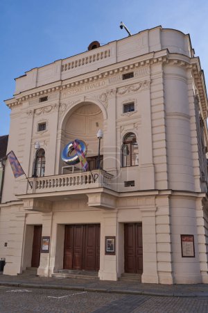 Téléchargez les photos : Tabor, République tchèque - 9 septembre 2023 - le Théâtre Oskar Nedbal - la façade principale du théâtre depuis le coin de la rue Palackeho - en image libre de droit
