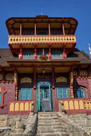 Foto de Pustevny, República Checa - 29 de septiembre de 2023 - edificios típicos de madera construidos en estilo folclórico tradicional - Imagen libre de derechos