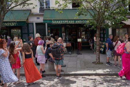 Téléchargez les photos : Paris, France - 14 juillet 2023 - Shakespeare and Company est une librairie de langue anglaise située au cœur de Paris au début de l'été - en image libre de droit