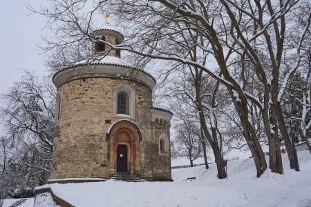 Téléchargez les photos : Prague, République tchèque - 3 décembre 2023 - Hiver à Prague. Old St. Martin's Rotunda à Vysehrad (château supérieur) par un après-midi enneigé - en image libre de droit