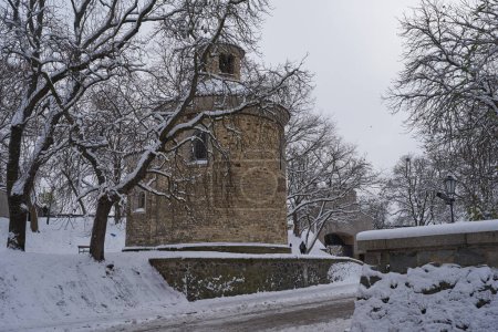 Téléchargez les photos : Prague, République tchèque - 3 décembre 2023 - Hiver à Prague. Old St. Martin's Rotunda à Vysehrad (château supérieur) par un après-midi enneigé - en image libre de droit