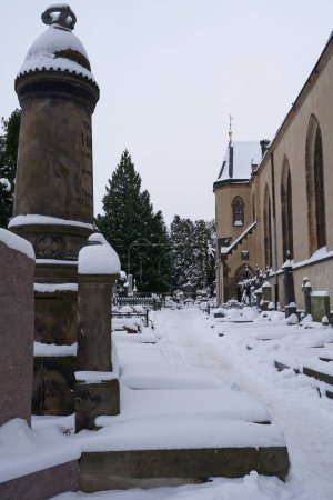 Téléchargez les photos : Prague, République tchèque - 3 décembre 2023 - Hiver à Prague. Le Slavin - le cimetière de Vysehrad par un après-midi enneigé - en image libre de droit