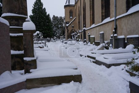 Foto de Praga, República Checa - 3 de diciembre de 2023 - Invierno en Praga. El Slavin - el cementerio de Vysehrad en una tarde nevada - Imagen libre de derechos